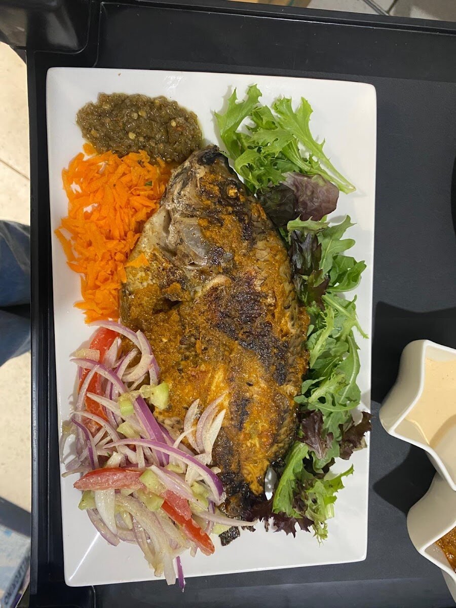 Poisson braisé à l'épice africaine, attiéké et crudités